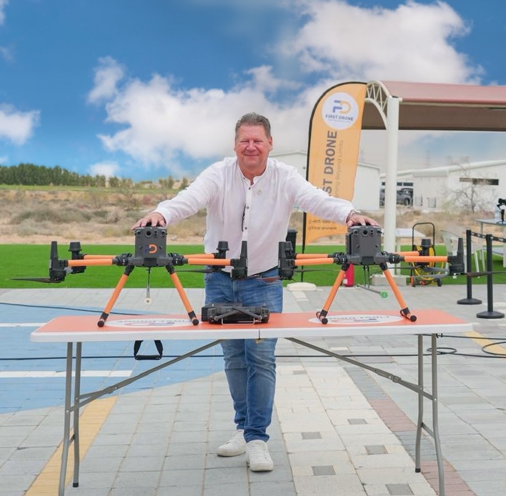 Arno Kraftl, Gründer von First Drone, mit zwei Reinigungsdrohnen